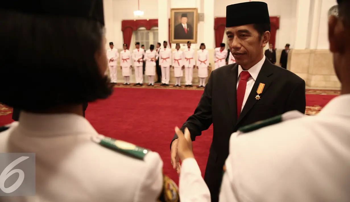 Presiden Jokowi memberikan selamat usai upacara Pengukuhan Paskibraka di Istana Negara, Jakarta, Senin (15/8). Sebanyak 68 paskibraka dikukuhkan oleh Presiden yang telah melewati seleksi dari seluruh daerah di Indonesia. (Liputan6.com/Faizal Fanani)
