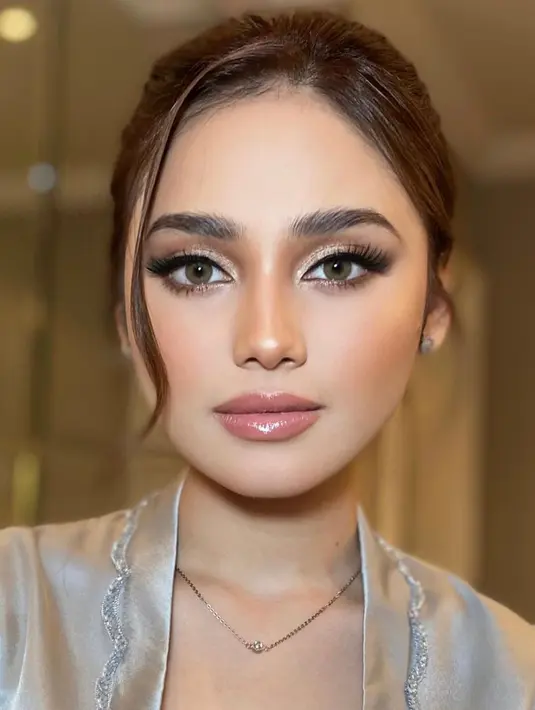 Blush on coklat dan bronzer diaplikasikan untuk menghangatkan wajah syifa. [Foto: IG/syifahadju].