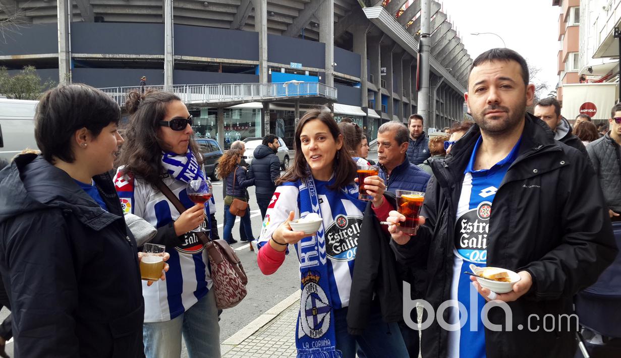 Antusias fans Super Depor jelang laga La Liga Spanyol antara RC Deportivo La Coruna melawan Barcelona. (Bola.com/Okky Herman Dilaga)