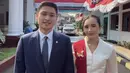 Pada kesempatan ini Beby terlihat bersanding dengan suami yang memakai jas bernuansa navy. [Foto: Instagram/ Beby Tsabina]