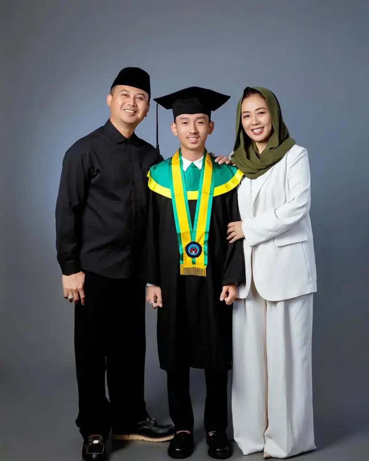 8 Inspirasi Blazer ala Soimah, Tampil Powerful dan Artistik