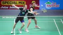 Pebulu tangkis ganda putra Denmark, Kim Astrup/Anders Skaarup Rasmussen saat bertanding dengan pasangan Indonesia, Bagas Maulana/Muhammad Shohibul Fikri pada babak perempat final Indonesia Open 2024 di Istora Senayan, Jakarta, Jumat (07/06/2024). (Bola.com/Bagaskara Lazuardi)