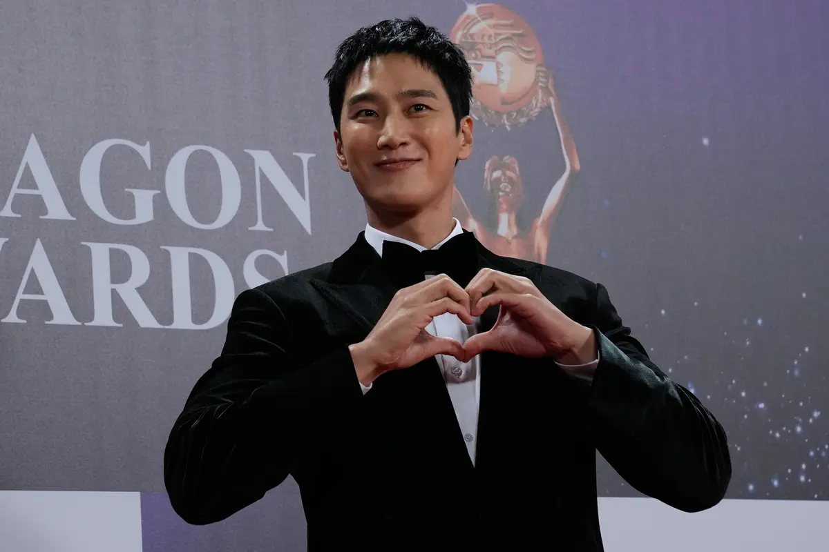 Son Ye Jin-Hyun Bin dan 5 Potret Bintang Korea Selatan Lainnya di Karpet Merah Blue Dragon Film Awards 2025