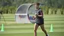 Pemain Bologna, Nicolas Dominguez, melakukan latihan di Bologna (5/5/2020). Sejumlah klub menggelar latihan jelang bergulirnya kembali liga-liga di Eropa. (AP/Massimo Paolone)