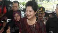 Menkes Nila Farid Moeleok berjalan masuk ke dalam gedung KPK, Jakarta, Selasa (18/11). (Liputan6.com/Miftahul Hayat)