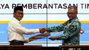 Mendikbud Muhadjir Effendy dan Ketua KPK Agus Rahardjo saling bertukar Nota Kesepahaman (MoU) usai ditandatangani di Jakarta, Kamis (3/8). Nota kesepahaman ini merupakan bentuk dukungan terhadap upaya pencegahan korupsi. (Liputan6.com/Johan Tallo)