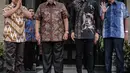 Capres nomor urut 02 Prabowo Subianto (kiri) bersama Ketum Partai Demokrat Susilo Bambang Yudhoyono (dua kiri) jelang pertemuan membahas strategi Pilpres 2019 di kediaman SBY, Mega Kuningan, Jakarta, Jumat (21/12). (Liputan6.com/Faizal Fanani)