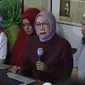 Aktivis Ratna Sarumpaet menyampaikan keterangan kasus penganiayaan yang dialaminya, Jakarta, Rabu (3/10). Ratna mengakui tidak ada penganiayaan yang diterimanya seperti kabar yang berkembang beberapa waktu terakhir. (Liputan6.com/Immanuel Antonius)