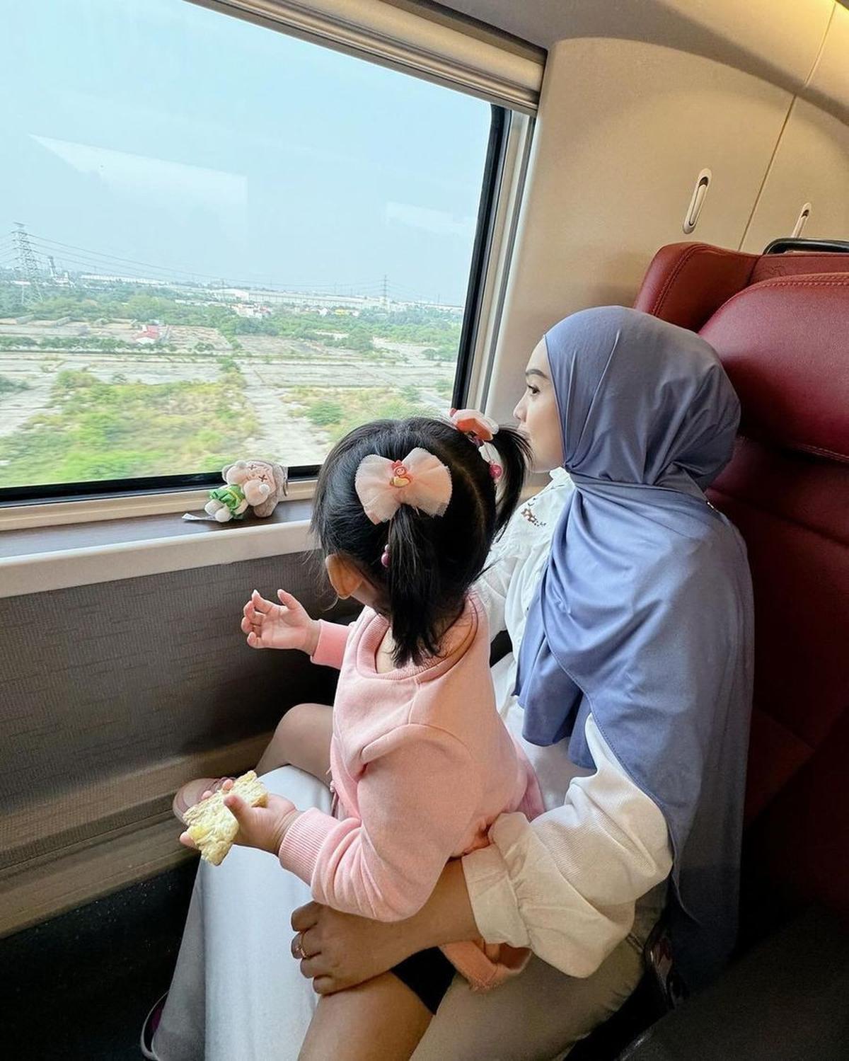 Tak hanya itu, sebagai ibu yang kini sudah menjanda, Ria Ricis merasa perlu untuk melakukan usaha tambahan dengan mengajak Moana ke psikolog.<br><br>