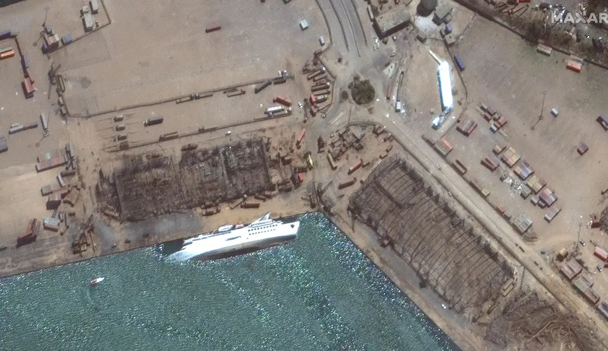 Citra satelit yang disediakan oleh Maxar Technologies ini menunjukkan kapal terbalik di pelabuhan Beirut di Lebanon pada Rabu, 5 Agustus 2020, sehari setelah ledakan besar yang membuat seluruh blok kota diselimuti kaca dan puing-puing. (© 2020 Maxar Technologies via AP)