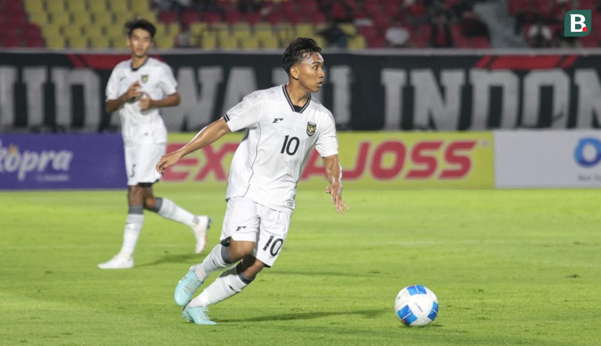 <p>Pemain Timnas Indonesia U-23, Arkhan Fikri menggiring bola dalam laga Grup J Kualifikasi Piala Asia U-23 2026 melawan Laos di Stadion Gelora Delta, Sidoarjo, Jawa Timur, Rabu (03/09/2025). (Bola.com/Wahyu Pratama)</p>