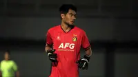 Penjaga gawang Persik Kediri, Kurniawan Kartika Ajie, saat pertandingan pekan keempat BRI Liga 1 2023/2024 melawan Dewa United yang berlangsung di Stadion Indomilk Arena, Tangerang, Jumat (21/7/2023). (Bola.com/Ikhwan Yanuar)