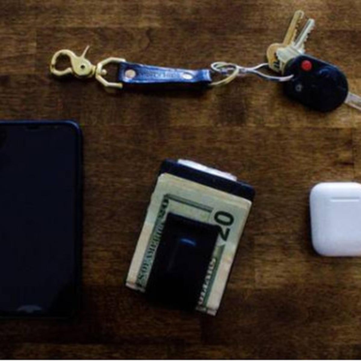Ilustrasi kunci dan dompet. Rachel Nickerson/Unsplash