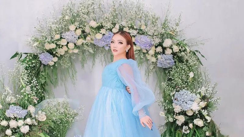 Gaya Pemotretan Syahiba Saufa dengan Gaun Biru Muda, Bak Cinderella