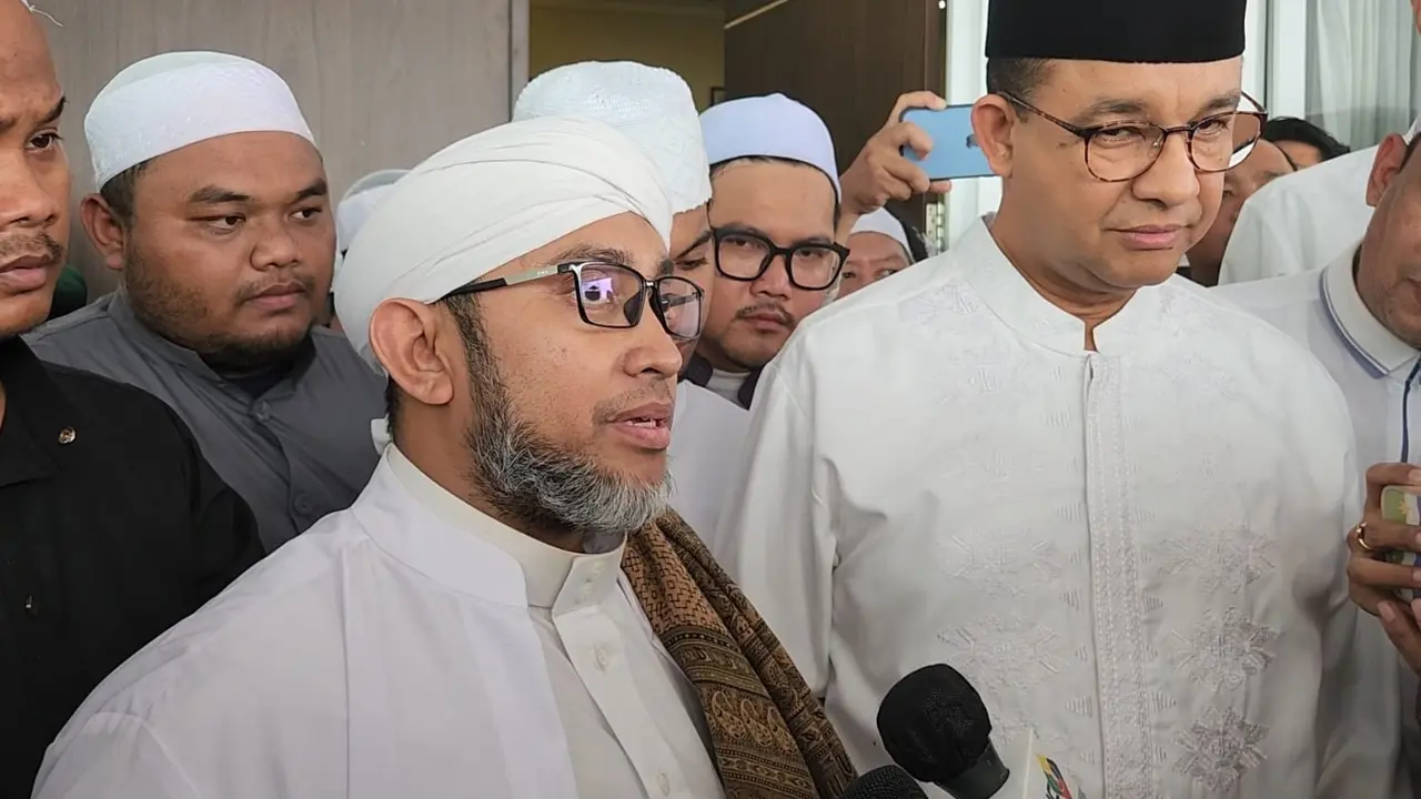 Habib Abdullah bin Ja'far Assegaf saat menemani Anies Baswedan bertakziah kepada almarhum Habib Hasan bin Jafar Assegaf