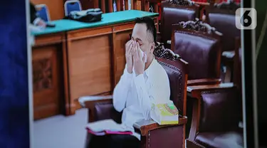 Terdakwa kasus dugaan pembunuhan berencana Brigadir Yosua, Ricky Rizal membasuh air mata saat menjalani sidang lanjutan di PN Jakarta Selatan, Jakarta, Selasa (24/1/2023). Sidang tersebut beragenda pembacaan nota pembelaan atau pledoi dari terdakwa. (Liputan6.com/Faizal Fanani)