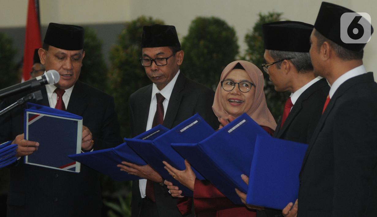 Lima pimpinan KPK saat pisah sambut usai pelantikan di Gedung KPK, Jakarta, Jumat (20/12/2019). Acara ini dihadiri pimpindan dan Dewan Pengawas KPK. (merdeka.com/Dwi Narwoko)