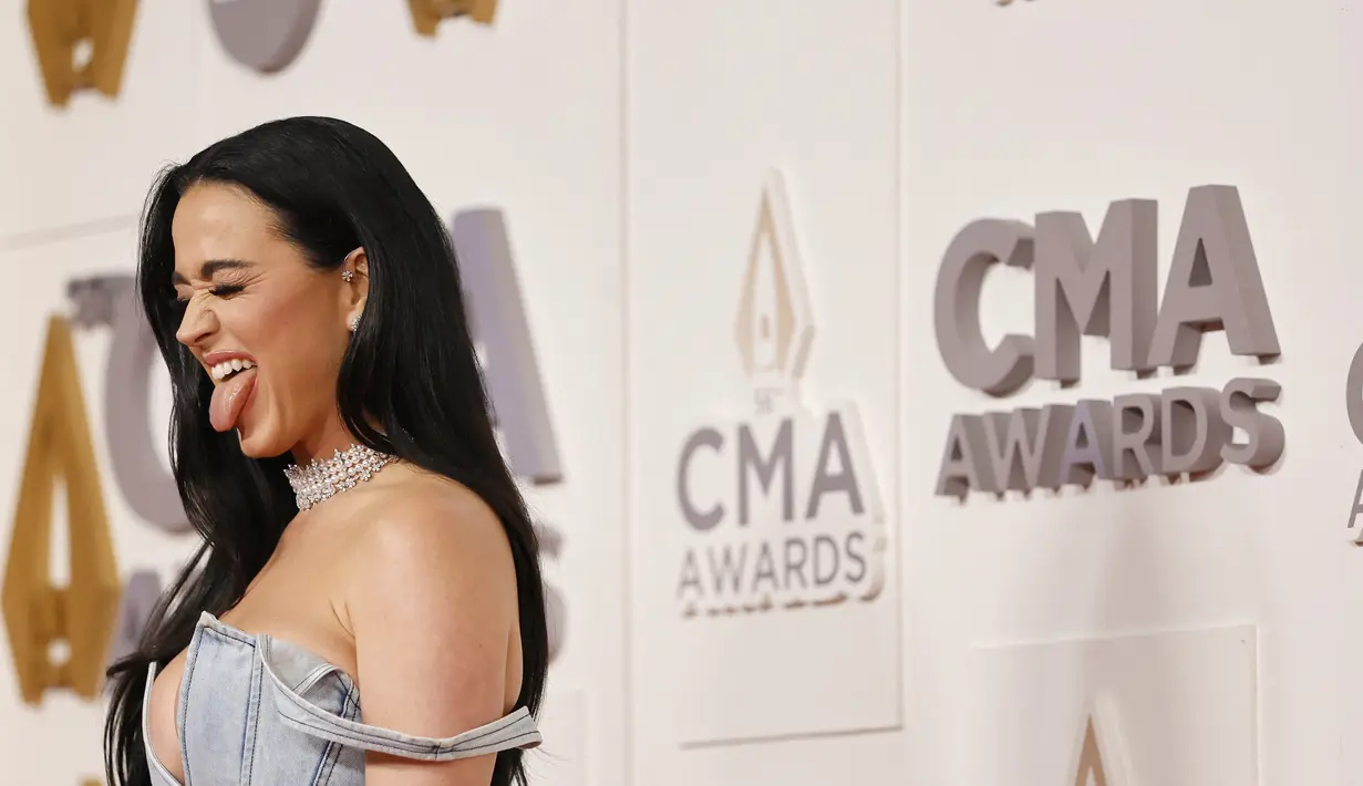 Katy Perry berpose saat menghadiri The 56th Annual CMA Awards di Bridgestone Arena di Nashville, Tennessee pada 9 November 2022. Ia juga memakai riasan yang sempurna untuk malam itu, menampilkan bulu mata yang dramatis. (Jason Kempin/Getty Images/AFP)
