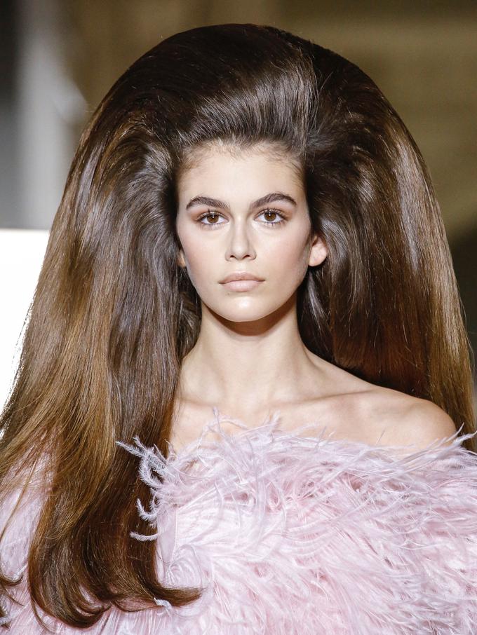 Wig Raksasa Kaia Gerber di Show Couture Valentino Seakan 