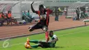 Bek PS TNI Abduh Lestaluhu (bawah) mencoba menahan bola saat laga melawan Persipura di lanjutan Torabika Soccer Championship presented by IM3 Ooredoo di Stadion Pakansari Kab Bogor, Minggu (19/6). PS TNI kalah 1-3. (Liputan6.com/Helmi Fithriansyah)
