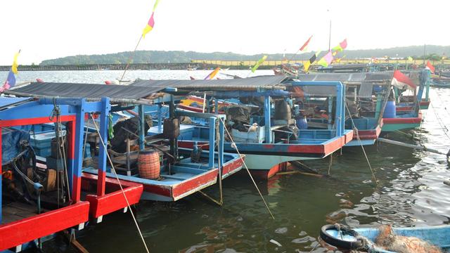 Perahu nelayan tambat di dekat Tempat Pelelangan Ikan (TPI) Cilacap, Jawa Tengah. (Foto: Liputan6.com/Muhamad Ridlo)