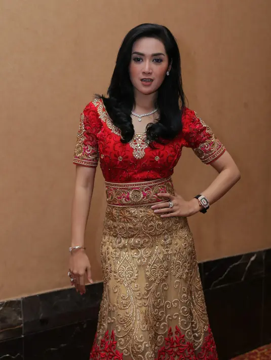 Pelantun lagu 'Kuingin' memiliki tradisi yang dilakukan sejak masih duduk dibangku sekolah dasar. Selain membuat kue-kue kering, juga membuat makanan khas kampungnya. (Andy Masela/Bintang.com)