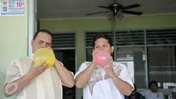 Meski indera melihat mereka tidak sempurna, namun mereka tetap menikmati perayaan kemerdekaan dengan segala keterbatasan dan bangga menjadi Indonesia. (Liputan6.com/Yoppy Renato)