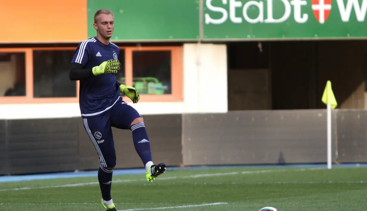 Kiper utama Ajax Amsterdam, Jasper Cillessen, melakukan pemanasan di stadion Ernst Happel jelang laga Liga Champions kontra Rapid Vienna. (Bola.com/Reza Khomaini)