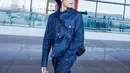 Brand ambassador Burberry lainnya, Chen Kun mengenakan Jaket Denim Jepang Burberry, Jeans Denim Jepang Straight Fit dengan Tas Medium Knight.  [DokBurberry]
