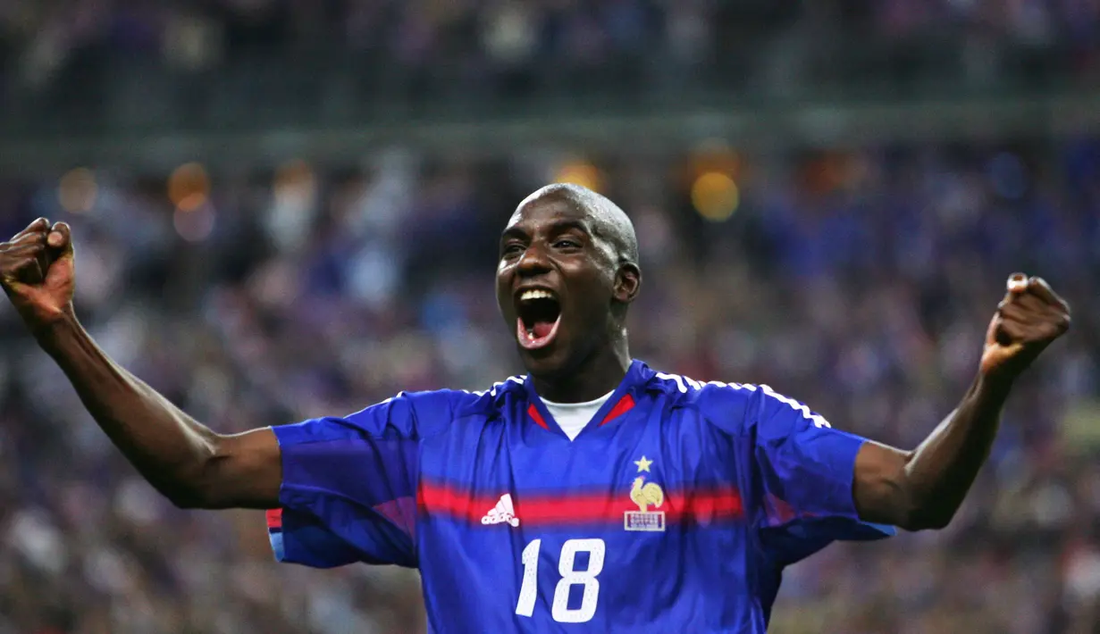 Alou Diarra bergabung ke Bayern Munchen saat berusia 18 tahun. Hal tersebut membuatnya lebih sering dimainkan di tim muda Die Rotten. Dua musim berselang, ia kemudian dilepas secara gratis ke Liverpool usai tak mampu mencatatkan penampilan di tim senior. Kariernya bersama The Reds pun juga tak begitu mulus. Pemain asal Prancis itu juga sering dipinjamkan ke klub lain. (AFP/Franck Fife)