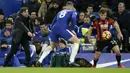 Gaya pelatih Chelsea,  Antonio Conte (kiri) memberikan arahan kepada Ross Barkley saat berebut bola dengan pemain Bournemouth, Ryan Fraser pada lanjutan Premier League di Stamford Bridge, London, (31/1/2018). Chelsea kalah 0-3. (AP/Tim Ireland)