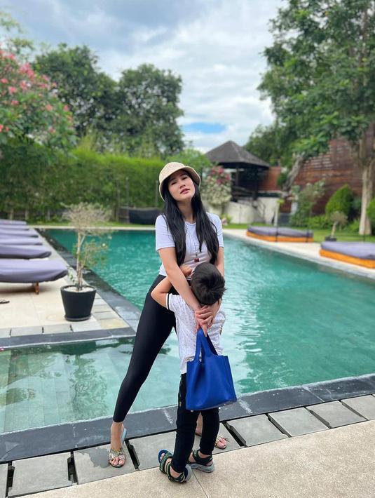 Alhasil, potretnya itu mencuri perhatian banyak netizen. Mereka menyoroti gaya pakaian ibu tiga anak itu terlihat lebih terbuka lagi. (Liputan6.com/IG/@steviagnecya).