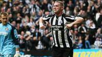 Selebrasi gelandang Newcastle United Kevin Nolan saat mencetak hat-trick ke gawang Sunderland dalam lanjutan EPL di St James Park, 31 Oktober 2010.