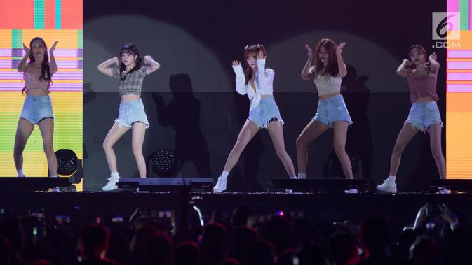 Girlband K-Pop, AOA tampil pada upacara penutupan Asian Para Games 2018 di Stadion Madya Senayan, Jakarta, Sabtu (13/10). AOA tampil membawakan lagu I'm Jelly Baby, Bingle Bangle, Excuse Me, dan Heart Attack. (Bola.com/Vitalis Yogi Trisna)