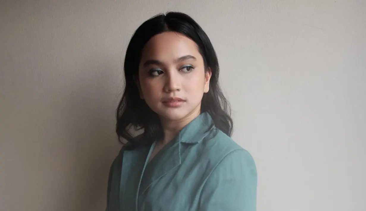 Dengan riasan makeup yang tebal, seolah membuat karakter Rachel Amanda nampak makin kuat. Pesona wanita berusia 26 tahun ini pun semakin memancar. (Liputan6.com/IG/auroramanda95)