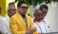 Wakil Ketua Umum Partai Golkar Ahmad Doli Kurnia bersama Sekjen Partai Keadilan Sejahtera (PKS) Habib Aboe Bakar Alhabsyi bersiap memberikan keterangan usai pertemuan tertutup di Kantor Partai Golkar, Jakarta, Selasa (7/2/2023). Pertemuan tersebut sebagai ajang silaturahmi dan konsolidasi jelang Pemilu 2024. (Liputan6.com/Johan Tallo)
