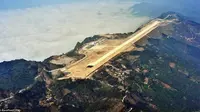 Deretan gunung di Hechi, provinsi Guangxi, dipotong untuk membuat landasan pesawat sepanjang 2,2 km.