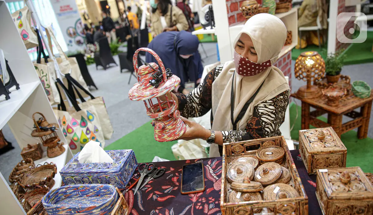 <p>Pengunjung memilih produk UMKM pada acara In Store Promotion di Mal Kota Kasablanka, Jakarta, Rabu (18/11/2020). Pemerintah mendorong sektor UMKM sebagai tindak lanjut dari program Bangga Buatan Indonesia. (Liputan6.com/Faizal Fanani)</p>