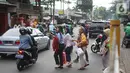 Pejalan kaki menyeberangi jalan di depan Stasiun Lenteng Agung, Jakarta, Senin (4/11/2019). Meski telah tersedia JPO, sebagian pejalan kaki lebih memilih untuk menyeberang sembarangan sehingga mengganggu arus lalu lintas serta berpotensi menimbulkan kecelakaan. (Liputan6.com/Immanuel Antonius)