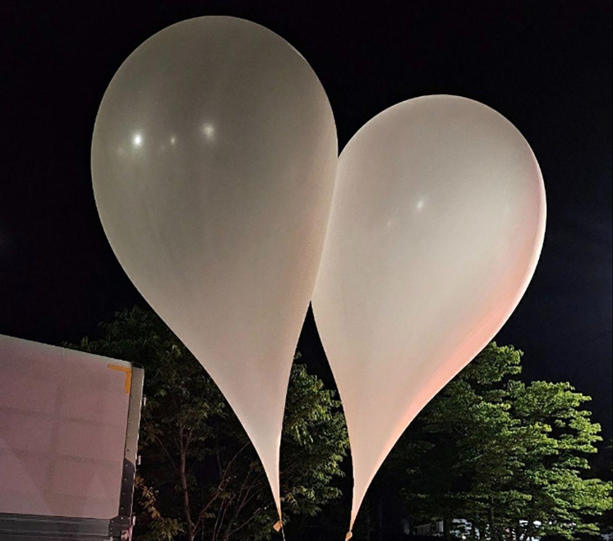 Foto selebaran yang dirilis Kementerian Pertahanan Korea Selatan pada 29 Mei 2024 menunjukkan balon yang diyakini sebagai bahan propaganda Korea Utara di sebuah jalan di Provinsi Chungnam, Korea Selatan. Lebih dari 260 balon propaganda dikirimkan Korea Ut