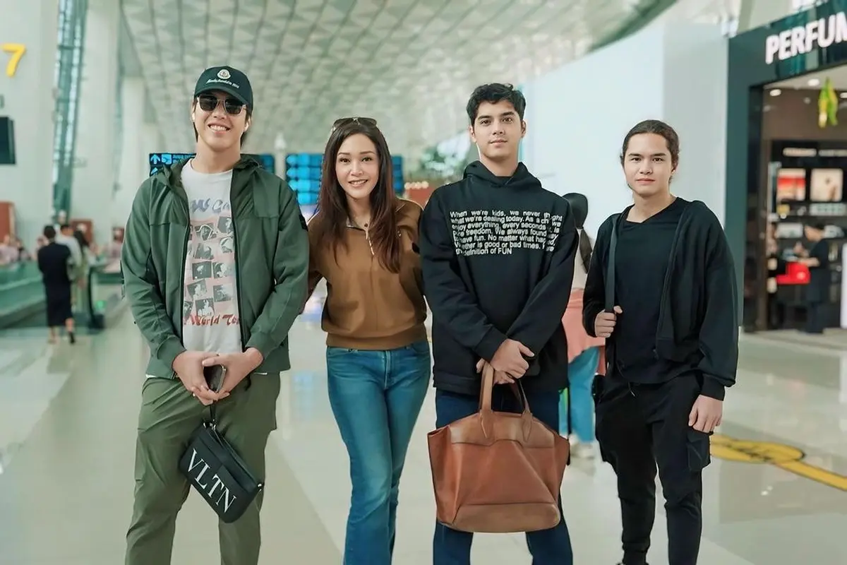 Gaya Rock n Roll Maia Estianty Nonton Konser Bruno Mars Bareng 3 Putra Ganteng Al, El, dan Dul