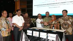 Plt Dirut PLN Sripeni Inten Cahyan bersama perwakilan PT Pos Indonesi, Jasamarga, Pertamina, dan Angkasapura usai MoU terkait pengembangan Stasiun Pengisian Kendaraan Listrik Umum (SPKLU) untuk percepatan kendaraan listrik berbasis baterai di Jakarta, Rabu (16/10/2019). (Liputan6.com/Fery Pradolo)