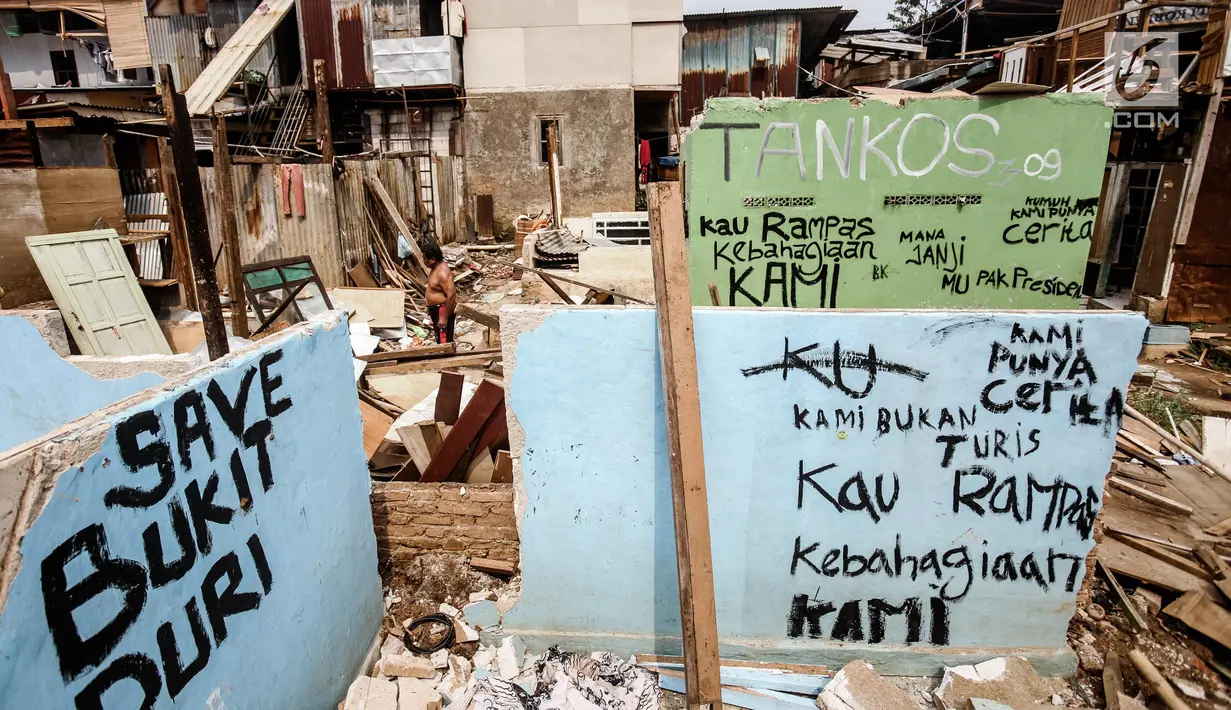 Warga membongkar bangunan miliknya di bantaran sungai Ciliwung, Bukit Duri, Jakarta, Rabu (5/7). Penertiban tersebut dilakukan sebagai bagian dari proyek normalisasi Sungai Ciliwung. (Liputan6.com/Faizal Fanani)