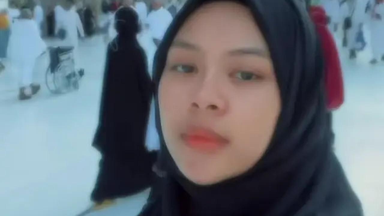 7 Potret Melly Lee Umroh Tampil Berhijab Mirip Masa SMP, Tak Pakai Makeup