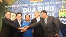 Ada dua barang bawaan Djajang Nurdjaman yang sangat Indonesia. Apa saja?