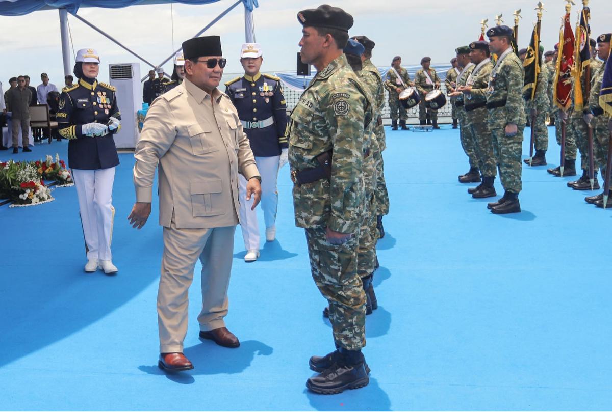 FOTO: Di Atas Kapal Perang, Presiden Prabowo Beri Penghargaan Tertinggi kepada Prajurit TNI