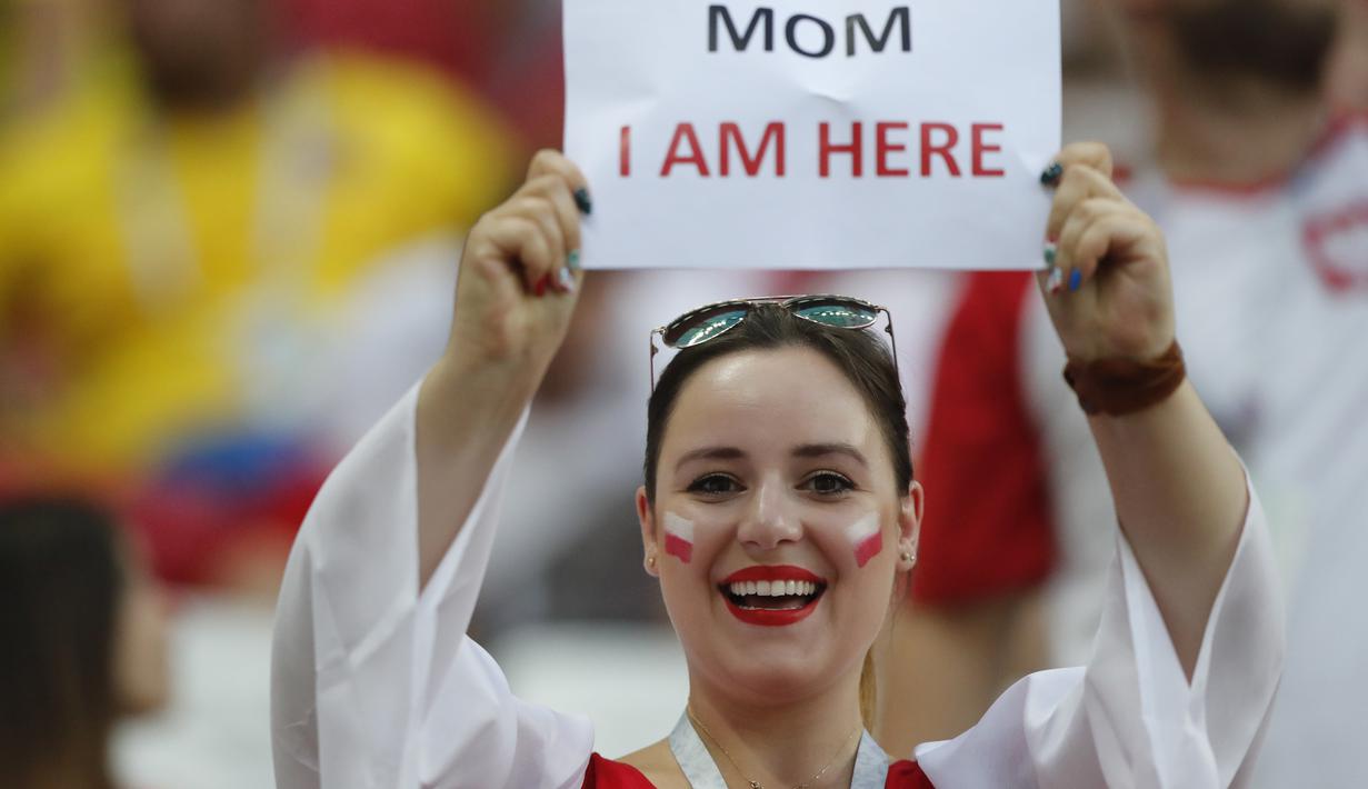 Gaya fans Polandia mendukung timnya melawan Kolombia pada grup H Piala Dunia 2018 di Kazan Arena, Kazan, Rusia, (24/6/2018). Kolombia menang 3-0 atas Polandia. (AP/Frank Augstein)