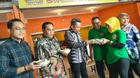 Fawait mendukung pelaku UMKM dengan hadir dalam peresmian kedai Bakso Bucin Wiyungan di kawasan Wiyung, Surabaya. (Istimewa)