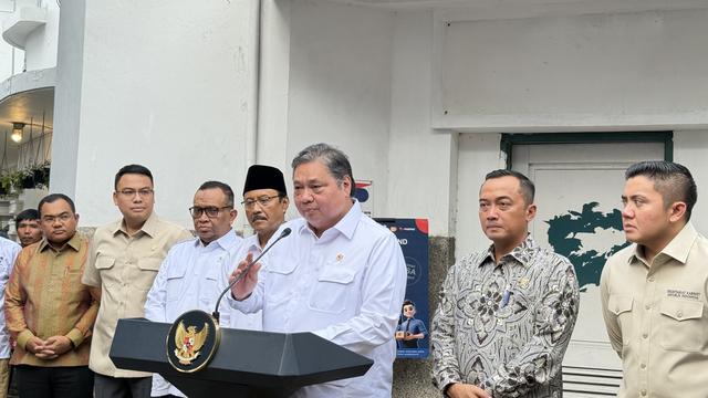 Menteri Koordinator Bidang Perekonomian Airlangga Hartarto mengumumkan paket stimulus ekonomi lanjutan di Kantor Pos Indonesia, Cikini, Jakarta Pusat, Jumat (17/10/2025). (Liputan6.com/Lizsa )