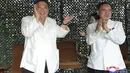 <p>Pemimpin Korea Utara Kim Jong-un (kiri) bertepuk tangan saat menyaksikan uji tembak rudal balistik antarbenua baru (ICBM) "Hwasong-18" di lokasi yang dirahasiakan di Korea Utara, pada 12 Juli 2023.(Korean Central News Agency/Korea News Service via AP)</p>